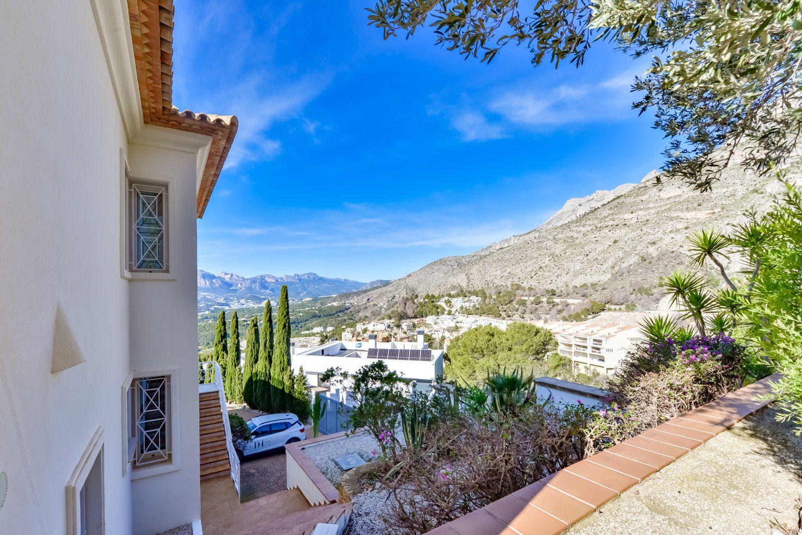 1308NS - Villa luxueuse avec une excellente vue sur la mer et un grand terrain double.