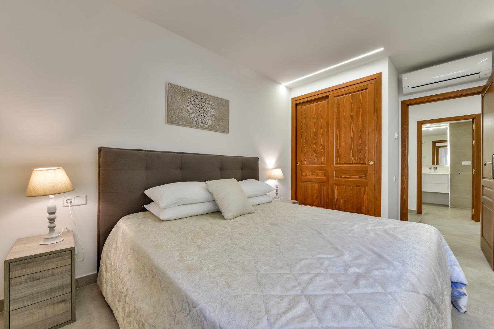 1308NS - Villa luxueuse avec une excellente vue sur la mer et un grand terrain double.