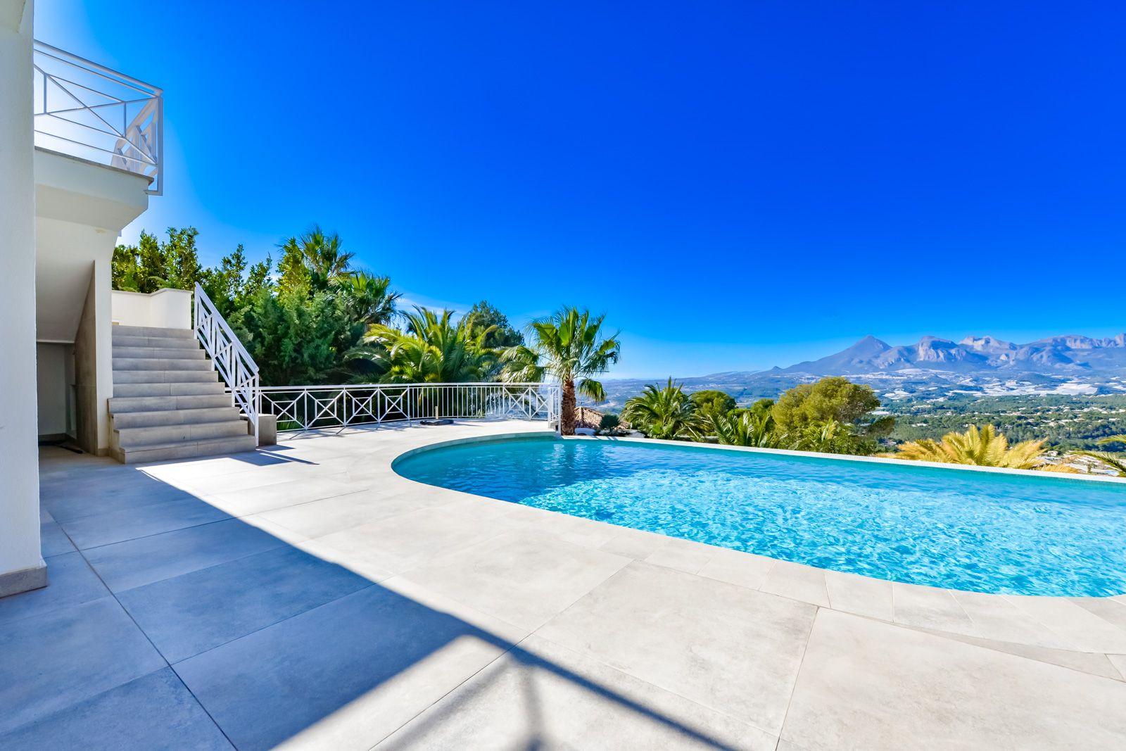 1308NS - Villa luxueuse avec une excellente vue sur la mer et un grand terrain double.