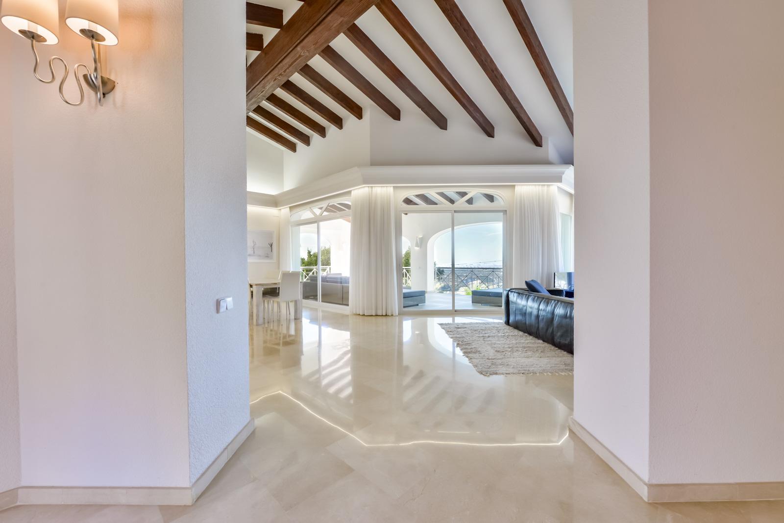 1308NS - Villa luxueuse avec une excellente vue sur la mer et un grand terrain double.