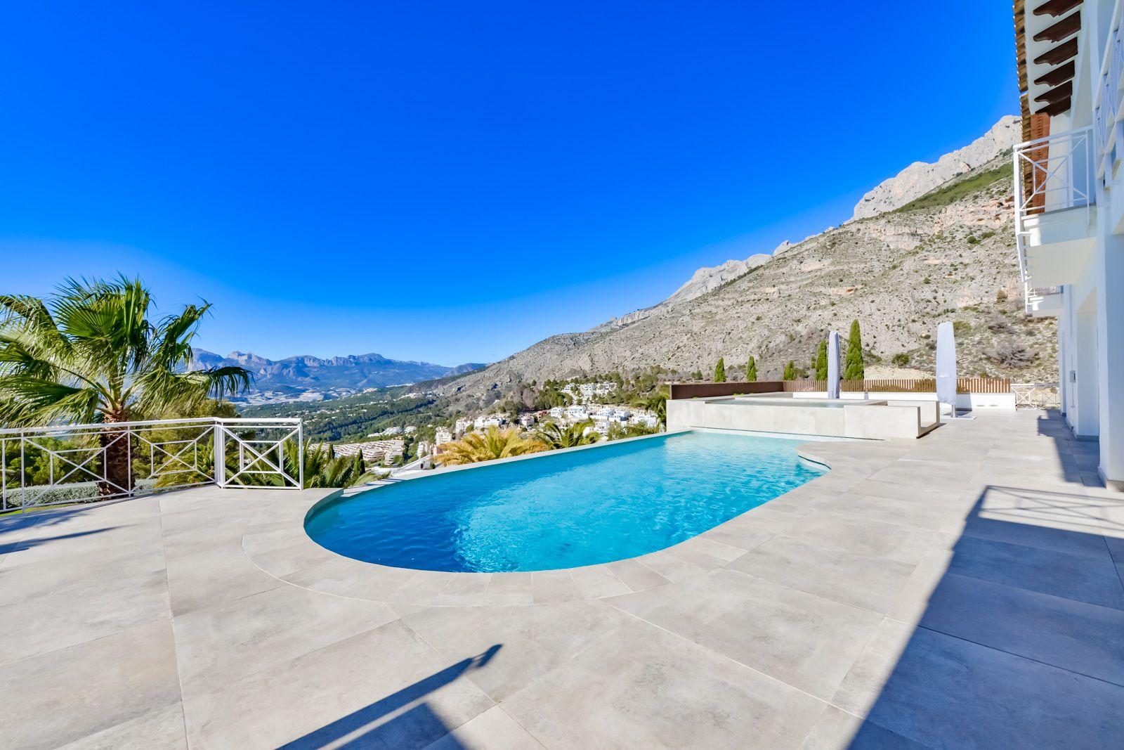 1308NS - Villa luxueuse avec une excellente vue sur la mer et un grand terrain double.