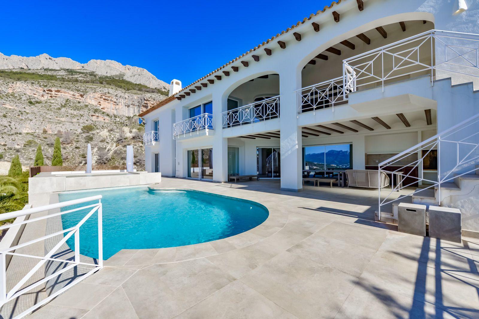 1308NS - Villa luxueuse avec une excellente vue sur la mer et un grand terrain double.