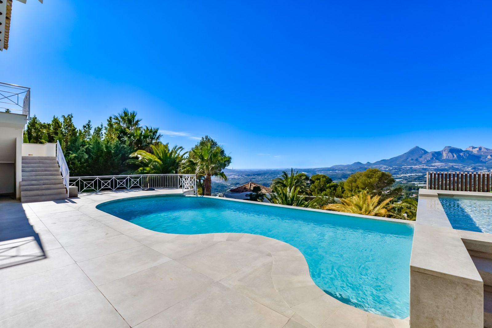 1308NS - Villa luxueuse avec une excellente vue sur la mer et un grand terrain double.