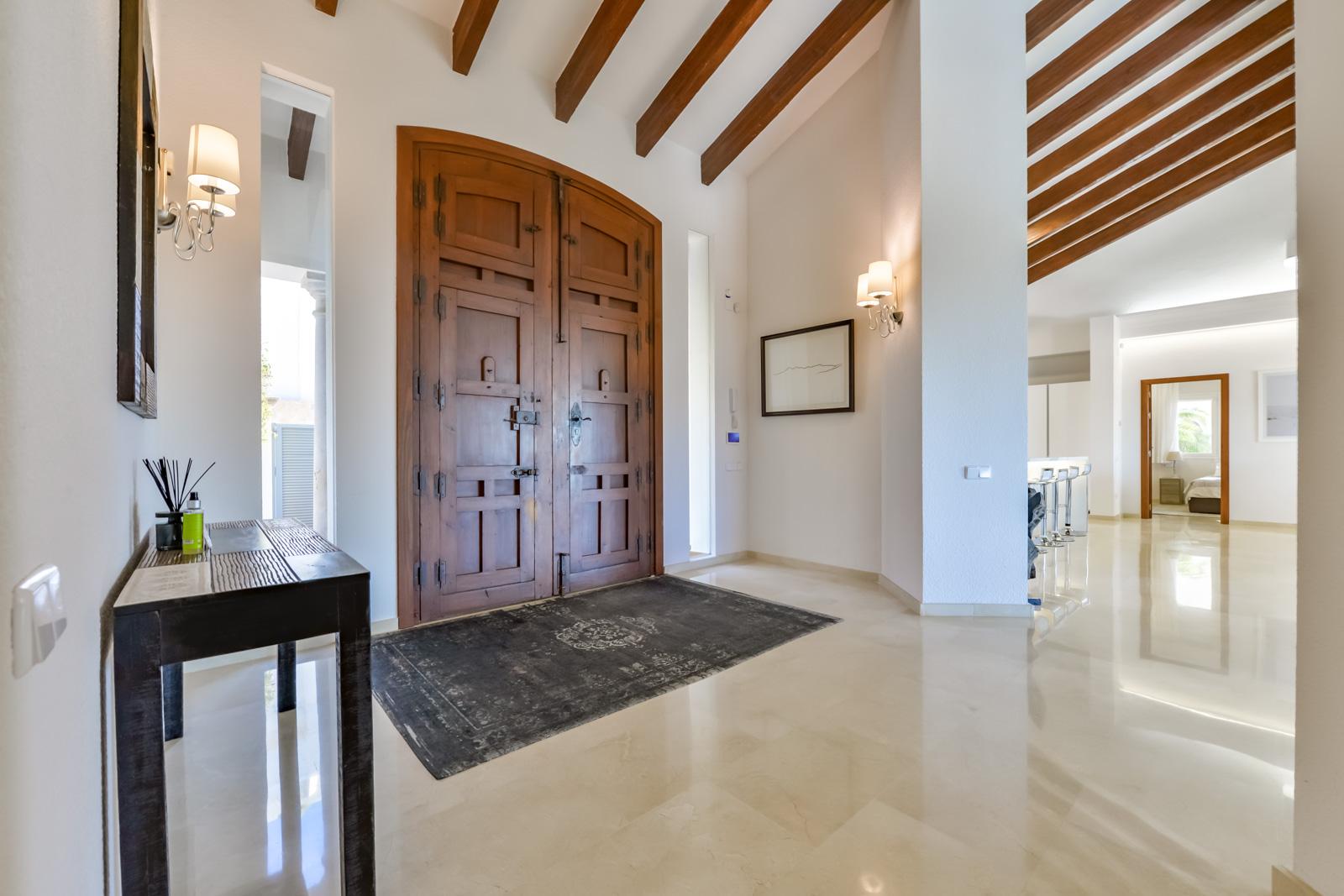 1308NS - Villa luxueuse avec une excellente vue sur la mer et un grand terrain double.