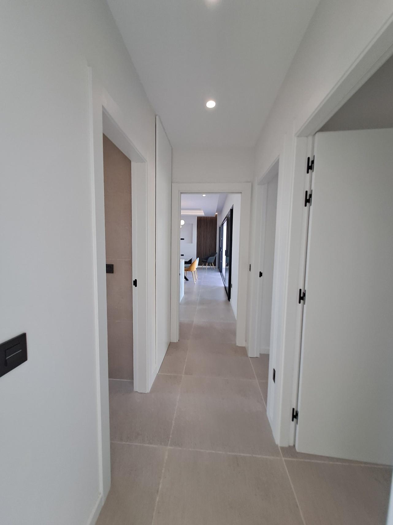 1317DA - Villas unifamiliales modernas en construcción, de una sola planta y de calidad, con vistas a la montaña en Polop.