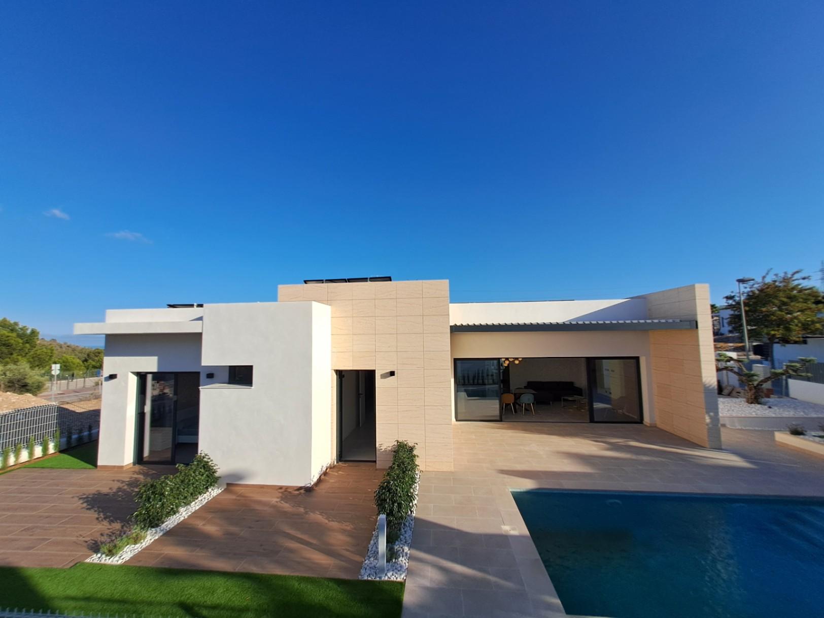 1317DA - Villas unifamiliales modernas en construcción, de una sola planta y de calidad, con vistas a la montaña en Polop.