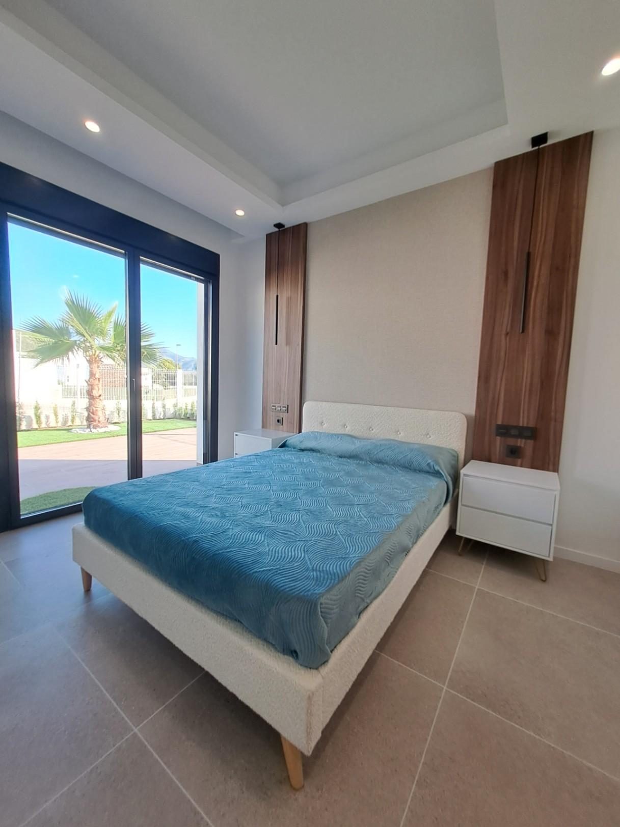 1317DA - Villas unifamiliales modernas en construcción, de una sola planta y de calidad, con vistas a la montaña en Polop.