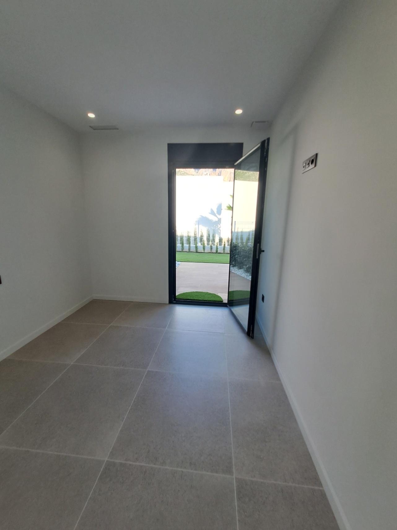 1317DA - Villas unifamiliales modernas en construcción, de una sola planta y de calidad, con vistas a la montaña en Polop.