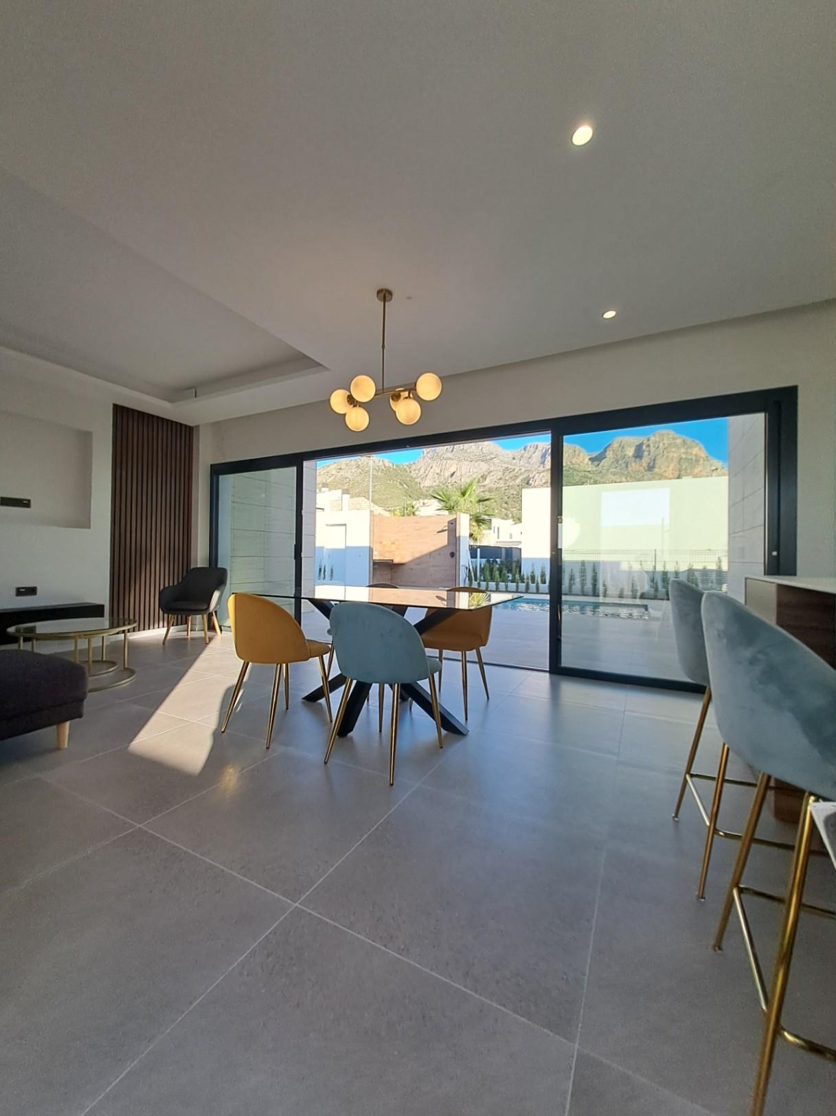 1317DA - Villas unifamiliales modernas en construcción, de una sola planta y de calidad, con vistas a la montaña en Polop.