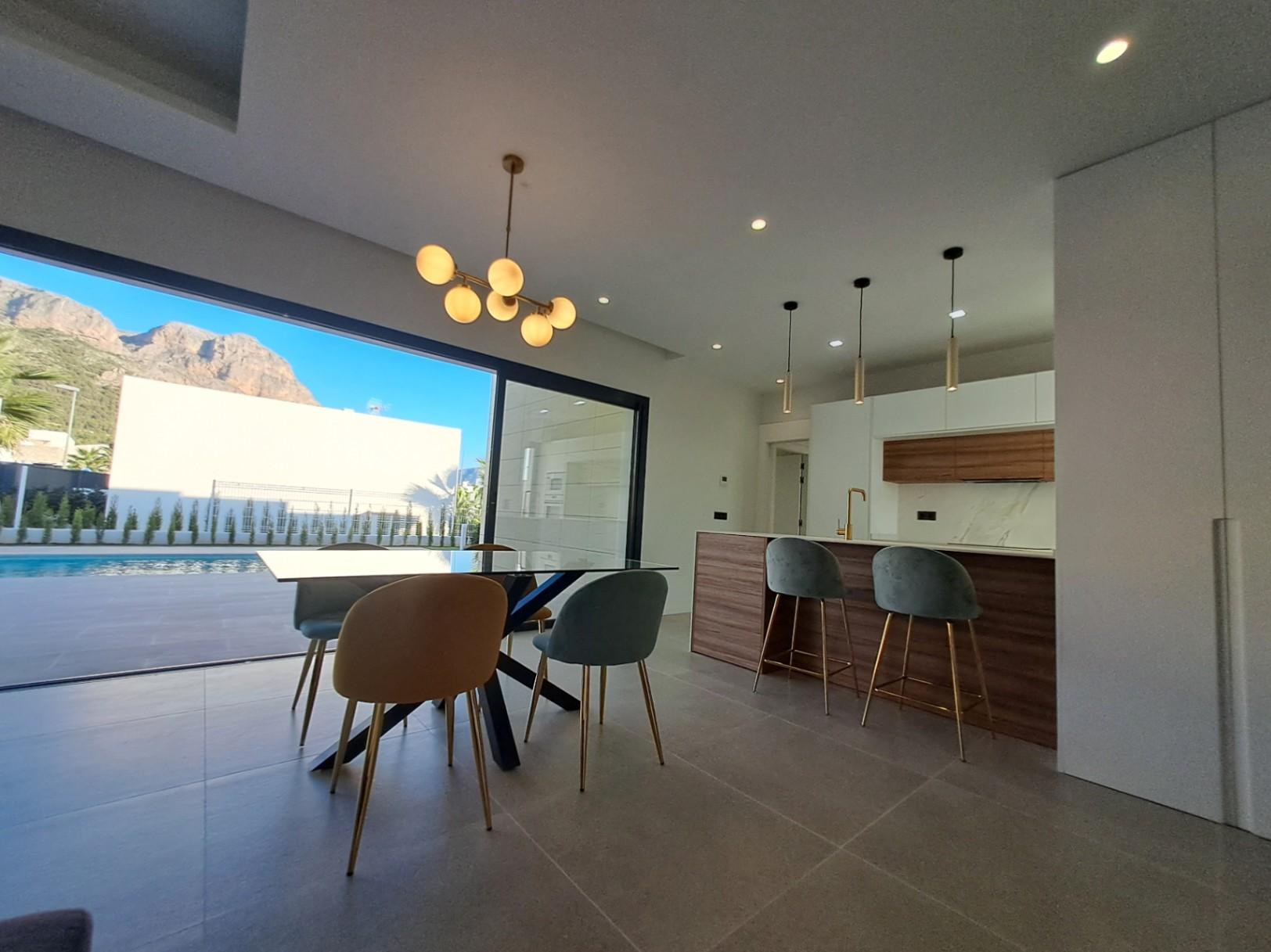 1317DA - Villas unifamiliales modernas en construcción, de una sola planta y de calidad, con vistas a la montaña en Polop.