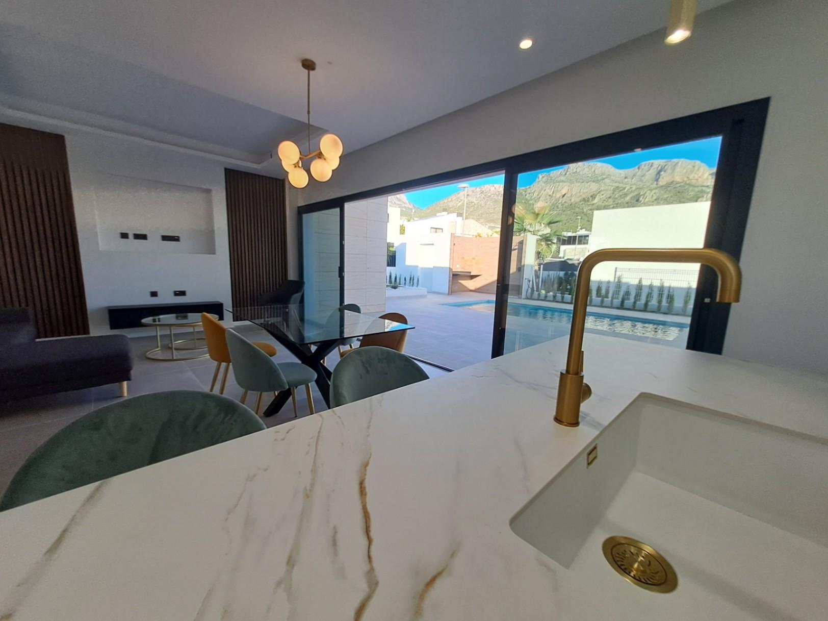 1317DA - Villas unifamiliales modernas en construcción, de una sola planta y de calidad, con vistas a la montaña en Polop.