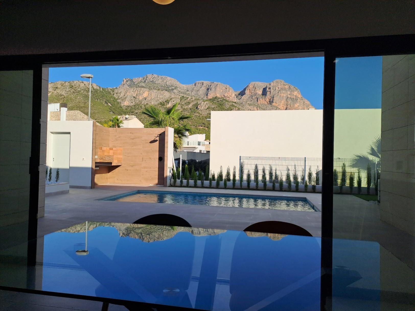 1317DA - Villas unifamiliales modernas en construcción, de una sola planta y de calidad, con vistas a la montaña en Polop.