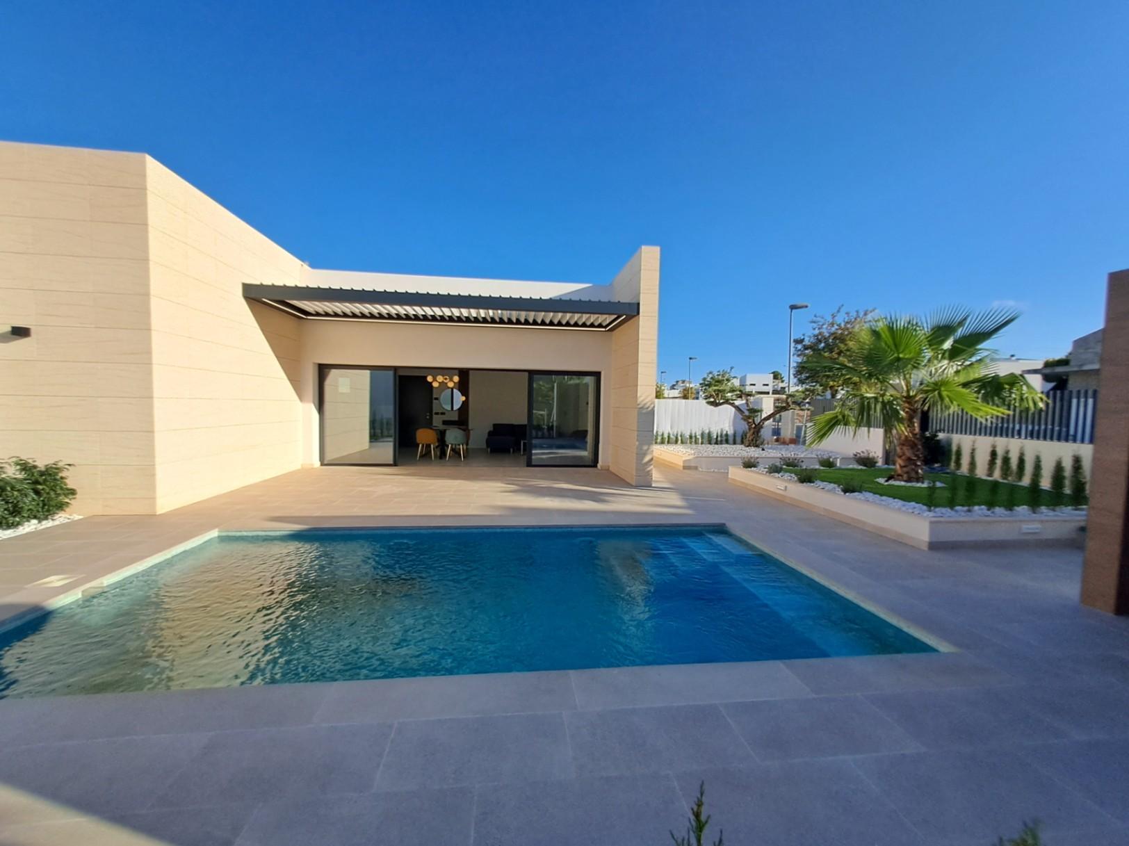1317DA - Villas unifamiliales modernas en construcción, de una sola planta y de calidad, con vistas a la montaña en Polop.