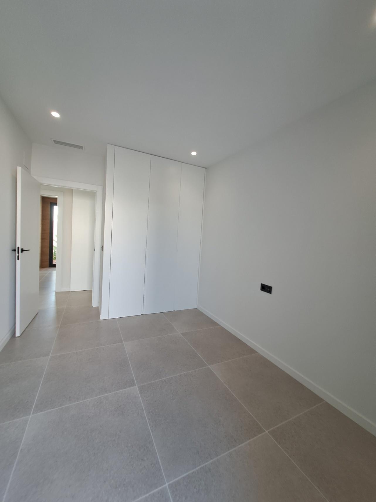 1317DA - Villas unifamiliales modernas en construcción, de una sola planta y de calidad, con vistas a la montaña en Polop.