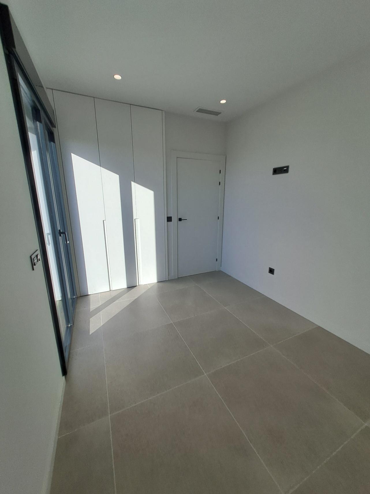 1317DA - Villas unifamiliales modernas en construcción, de una sola planta y de calidad, con vistas a la montaña en Polop.