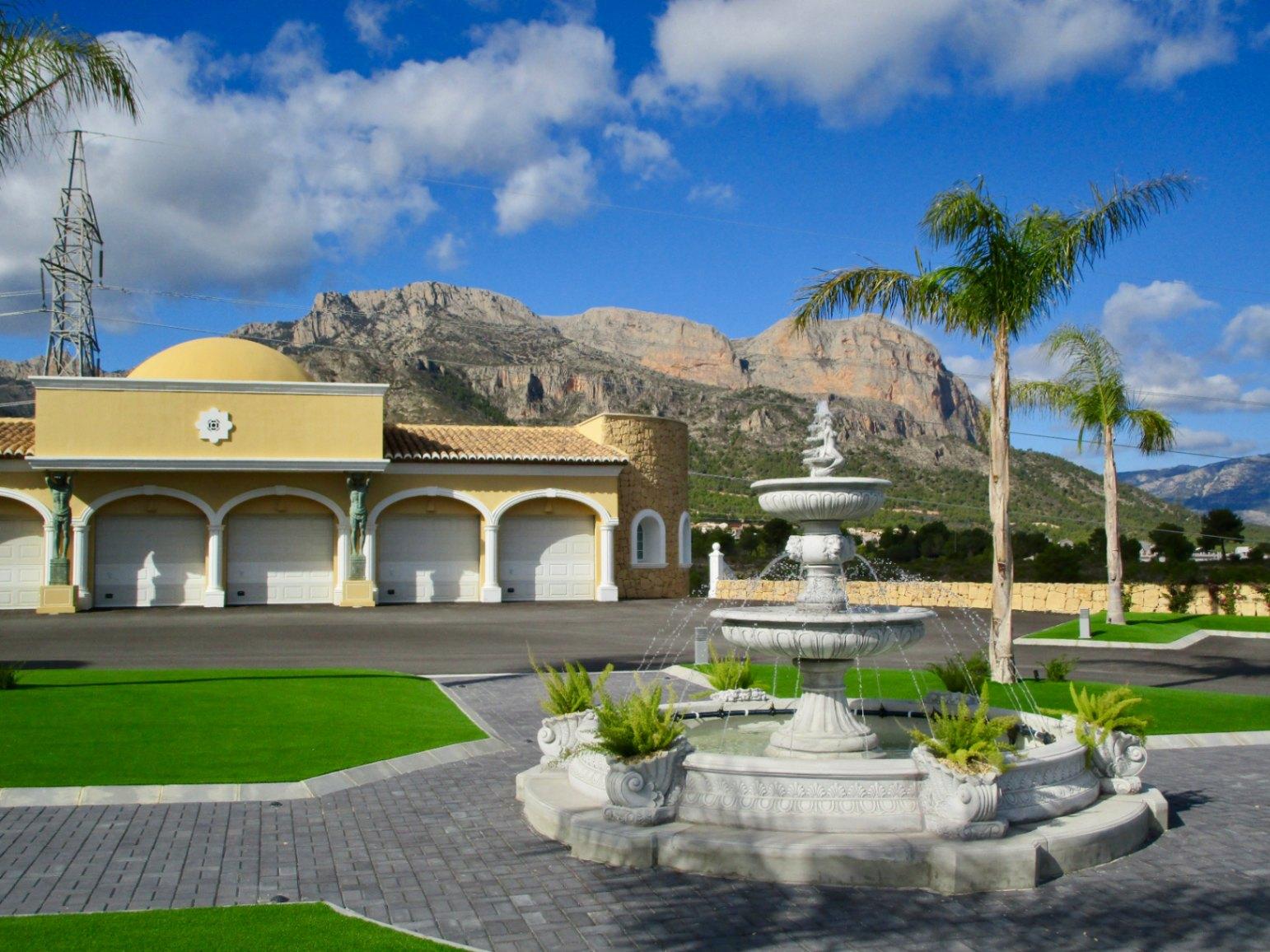 1330NS - Villa de lujo con vistas panorámicas al mar y a la montaña en venta en La Nucía.