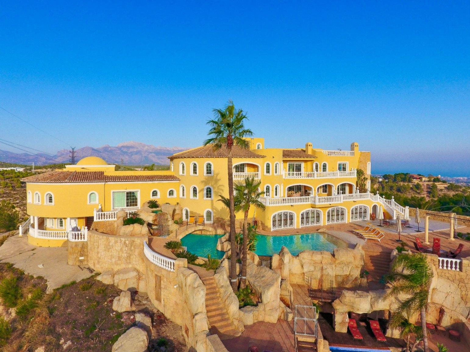 1330NS - Villa de lujo con vistas panorámicas al mar y a la montaña en venta en La Nucía.