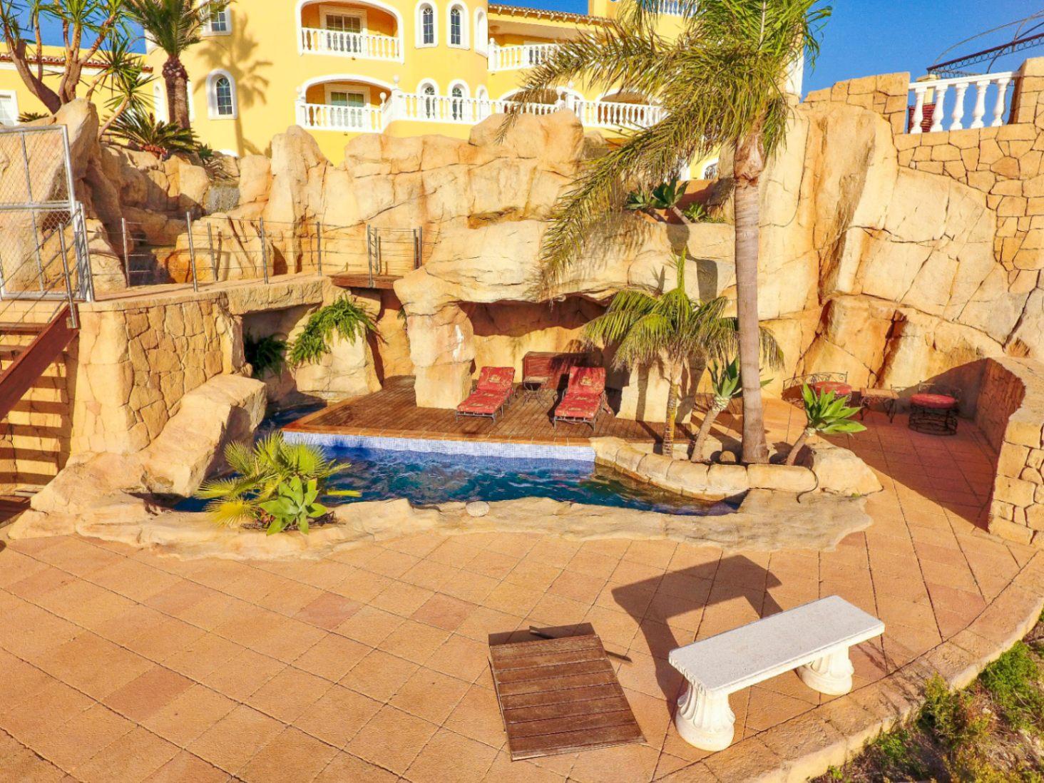 1330NS - Villa de lujo con vistas panorámicas al mar y a la montaña en venta en La Nucía.