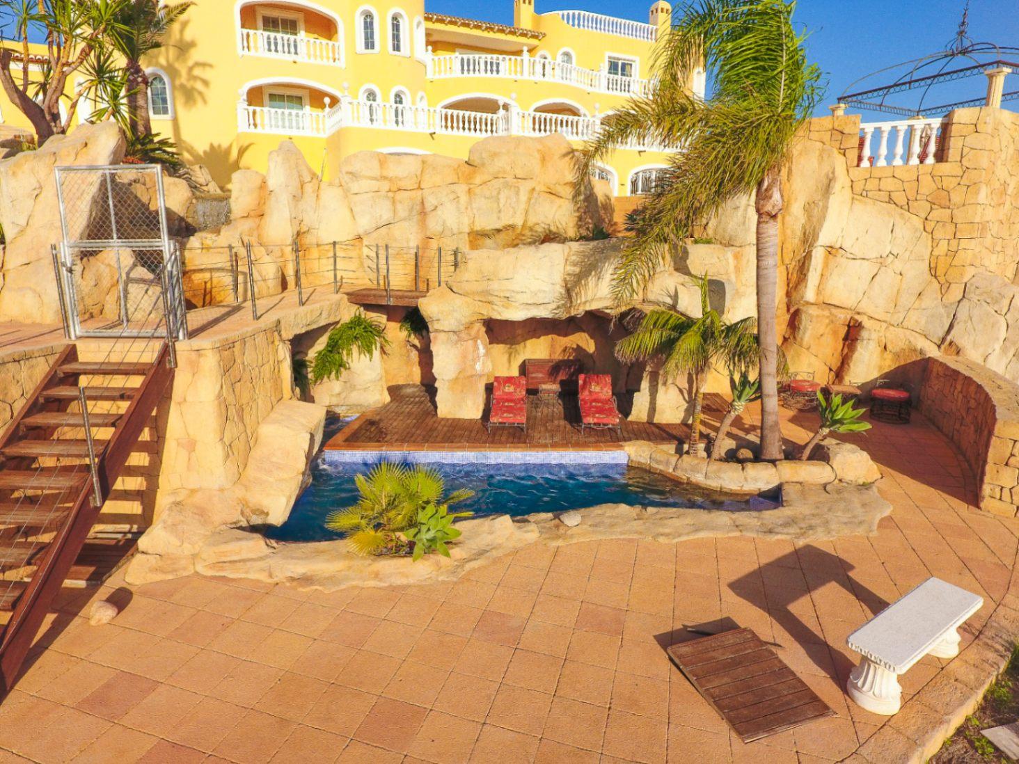 1330NS - Villa de lujo con vistas panorámicas al mar y a la montaña en venta en La Nucía.
