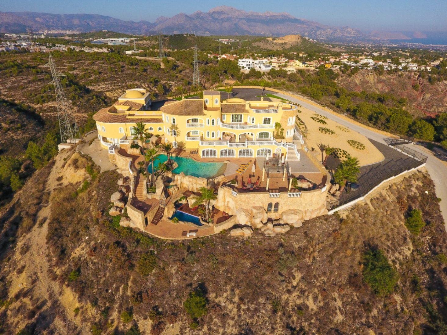 1330NS - Villa de lujo con vistas panorámicas al mar y a la montaña en venta en La Nucía.