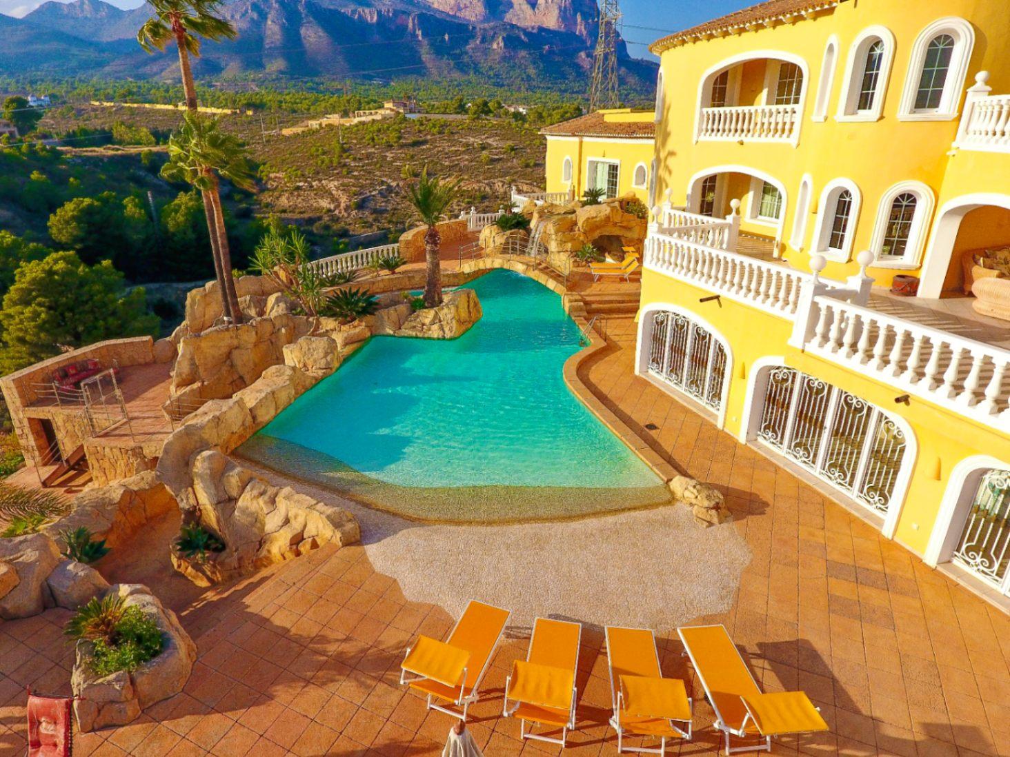 1330NS - Villa de lujo con vistas panorámicas al mar y a la montaña en venta en La Nucía.