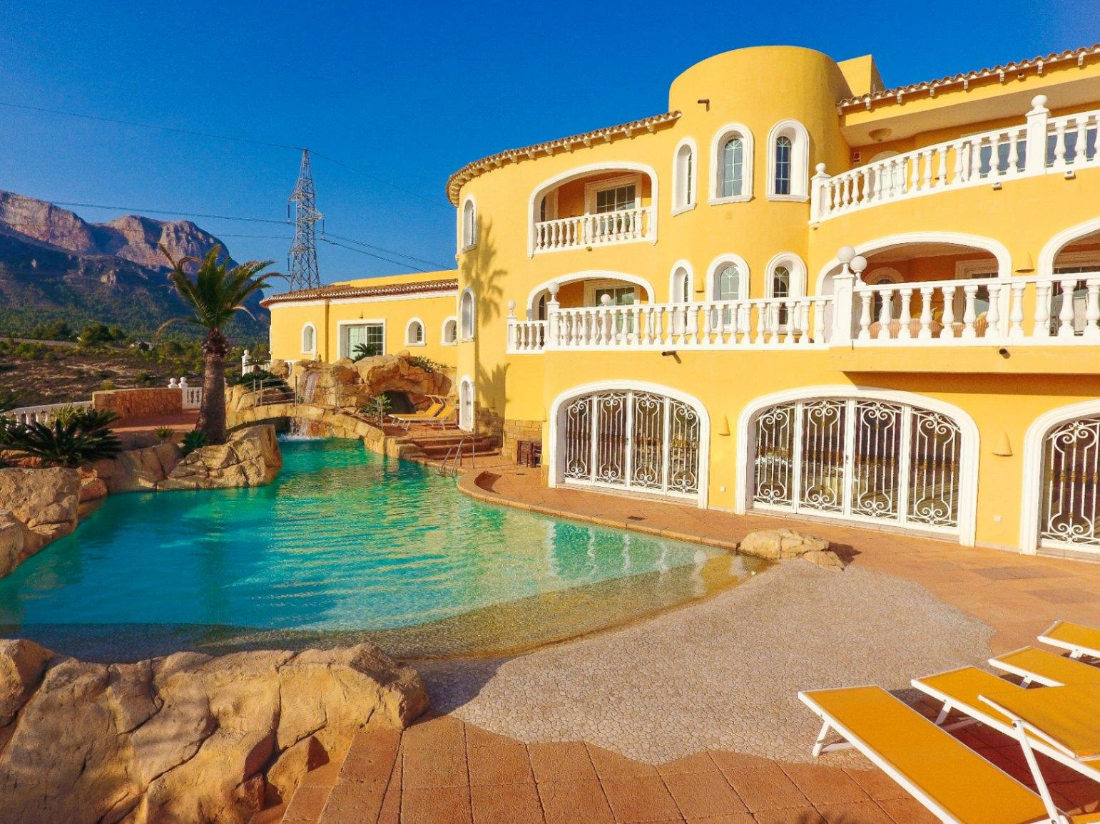 1330NS - Villa de lujo con vistas panorámicas al mar y a la montaña en venta en La Nucía.