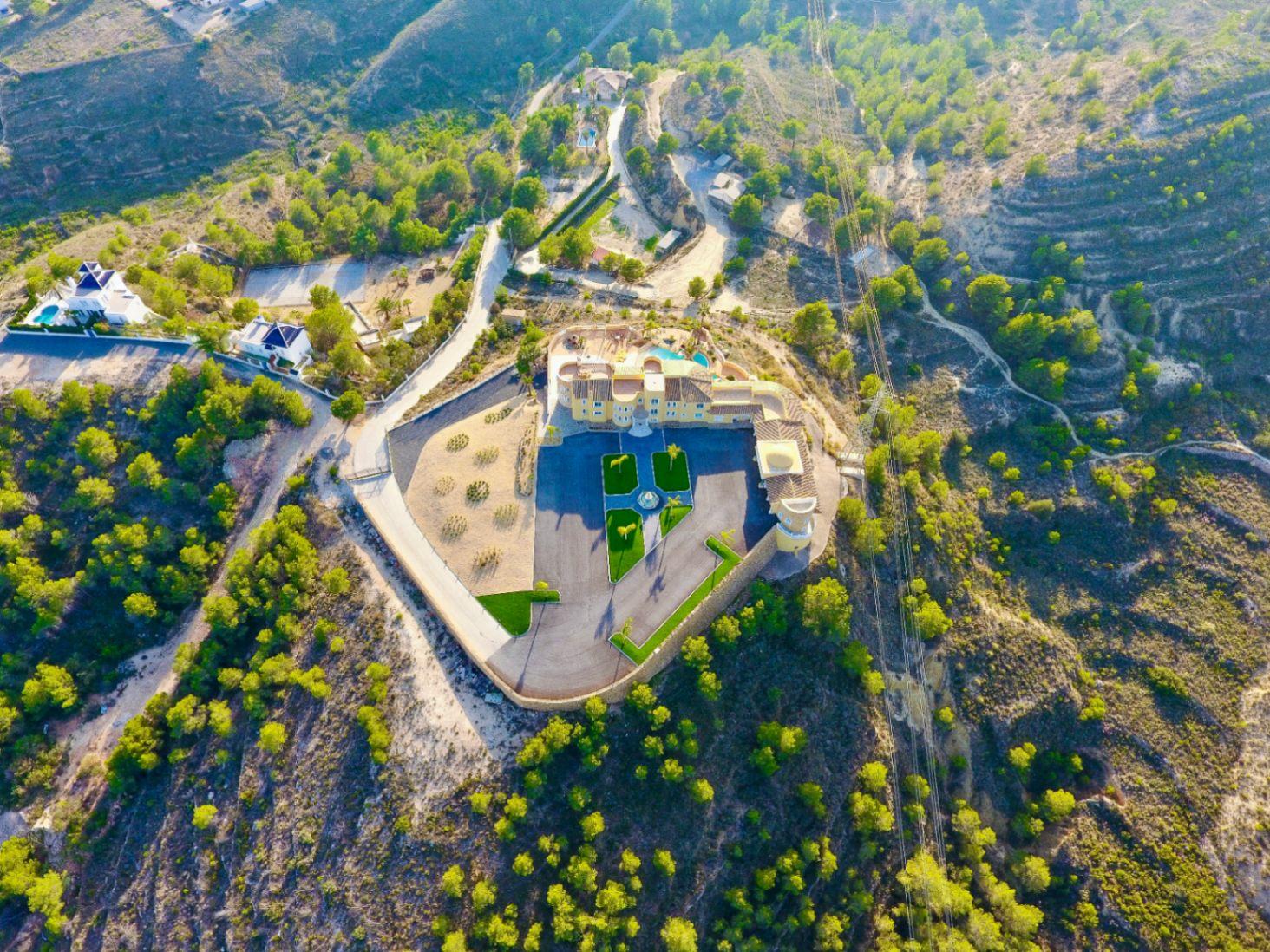 1330NS - Villa de lujo con vistas panorámicas al mar y a la montaña en venta en La Nucía.