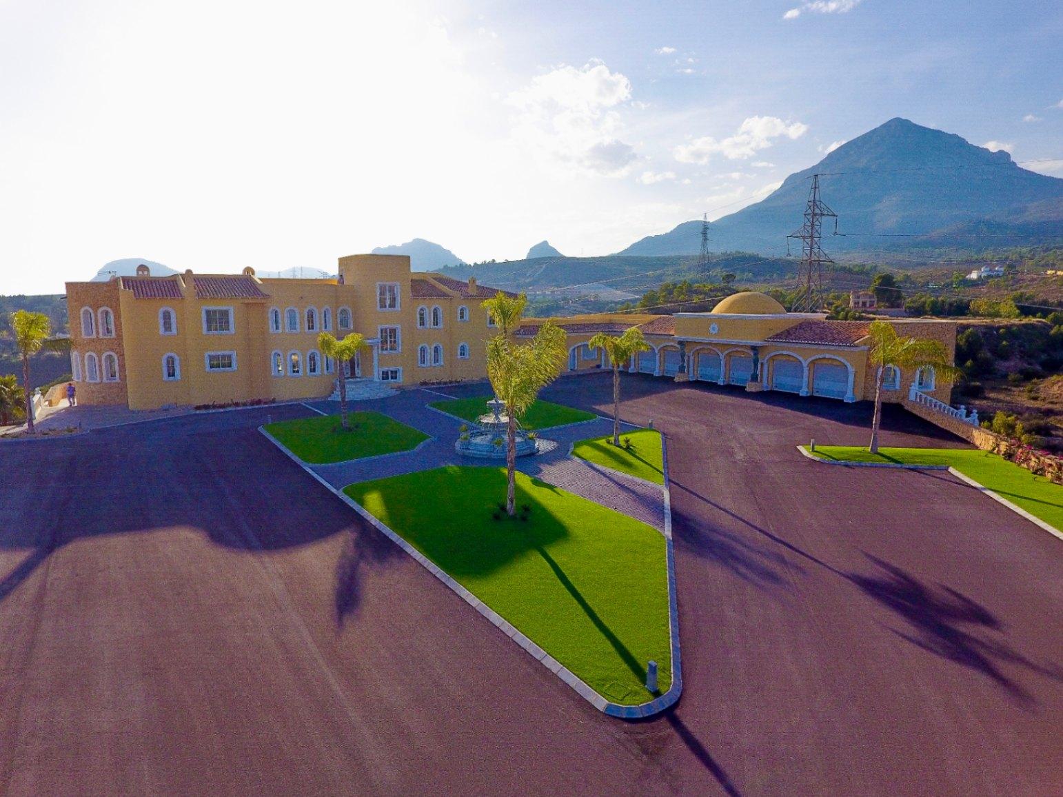 1330NS - Villa de lujo con vistas panorámicas al mar y a la montaña en venta en La Nucía.