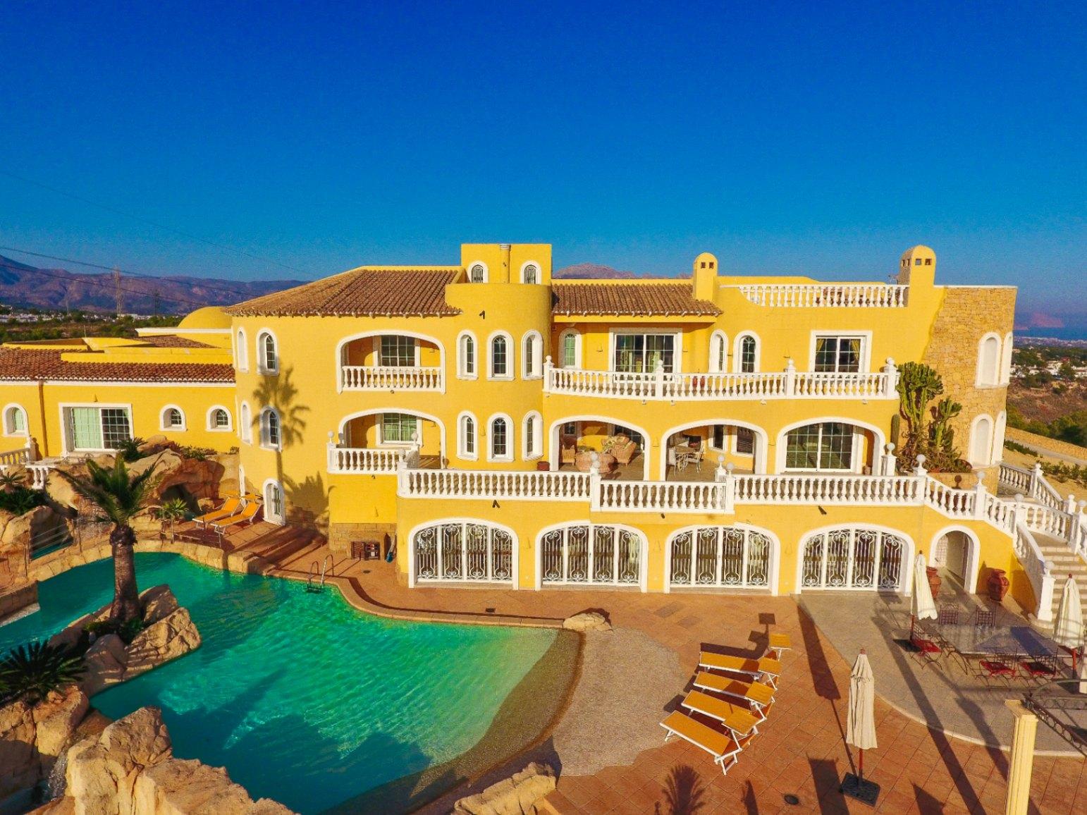 1330NS - Villa de lujo con vistas panorámicas al mar y a la montaña en venta en La Nucía.
