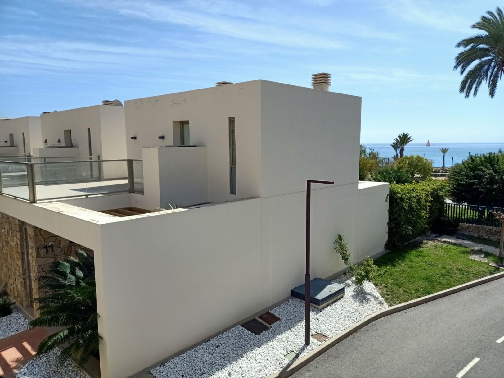 1362NS - Beach house in first line of Villajoyosa with private garden and direct access to Playa Paraíso