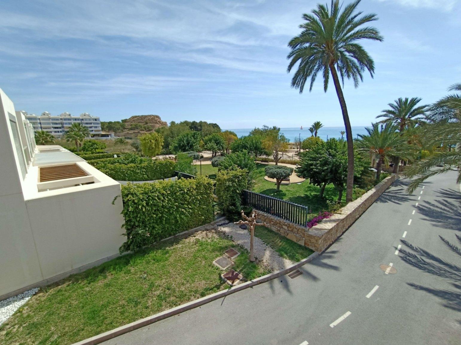 1362NS - Beach house in first line of Villajoyosa with private garden and direct access to Playa Paraíso