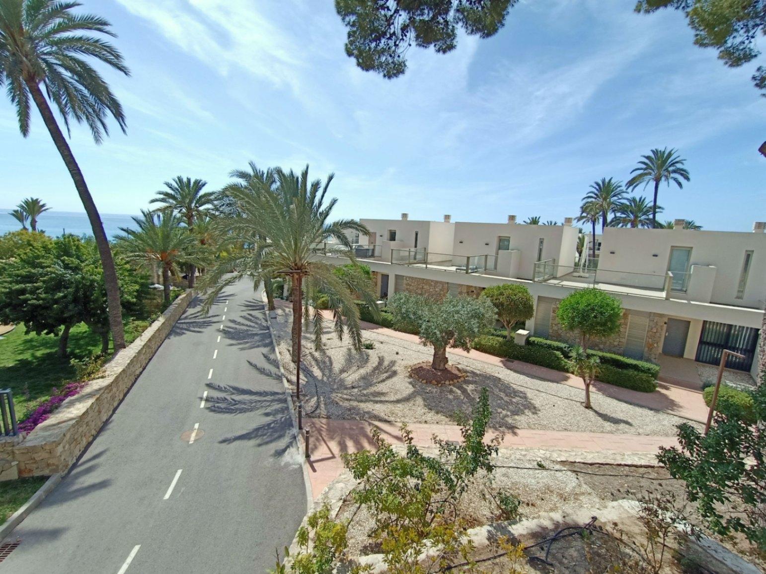 1362NS - Beach house in first line of Villajoyosa with private garden and direct access to Playa Paraíso