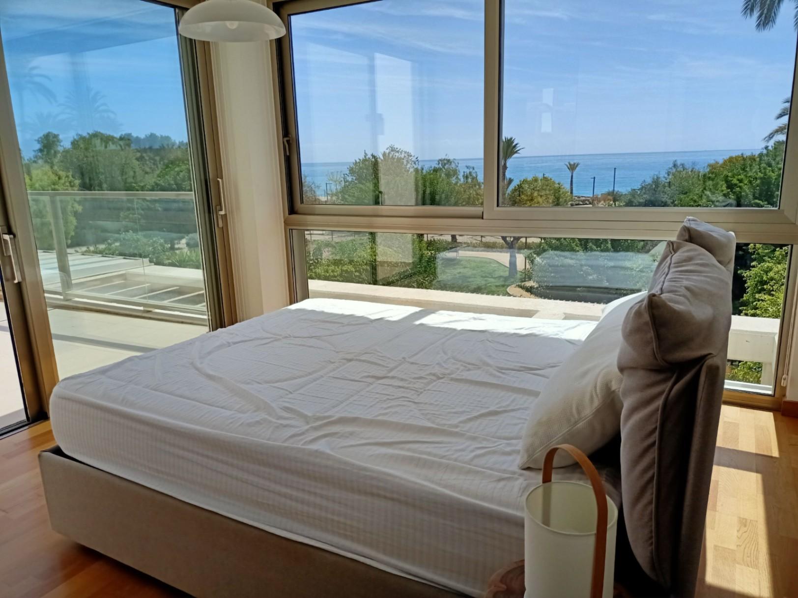 1362NS - Beach house in first line of Villajoyosa with private garden and direct access to Playa Paraíso