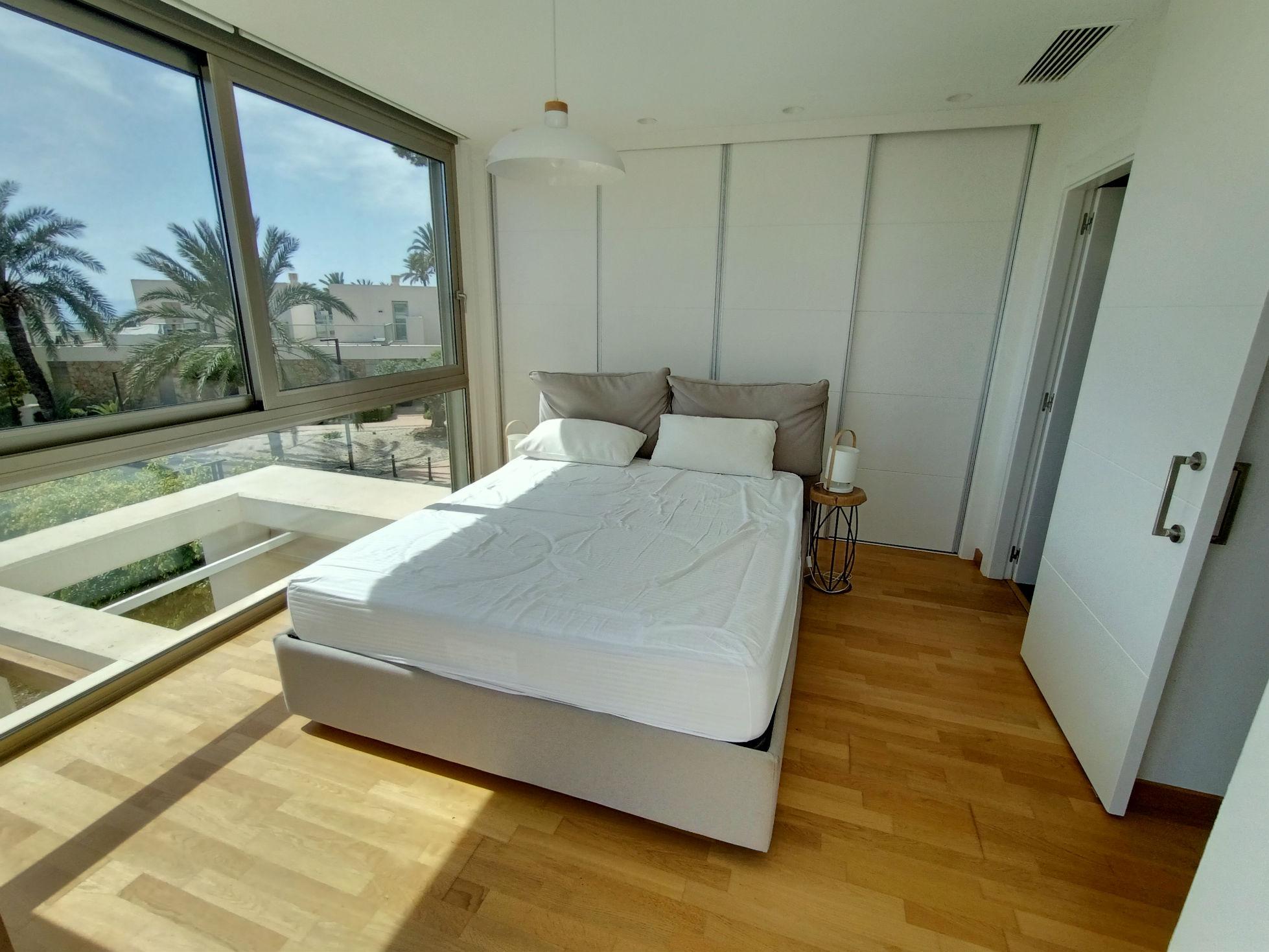 1362NS - Beach house in first line of Villajoyosa with private garden and direct access to Playa Paraíso