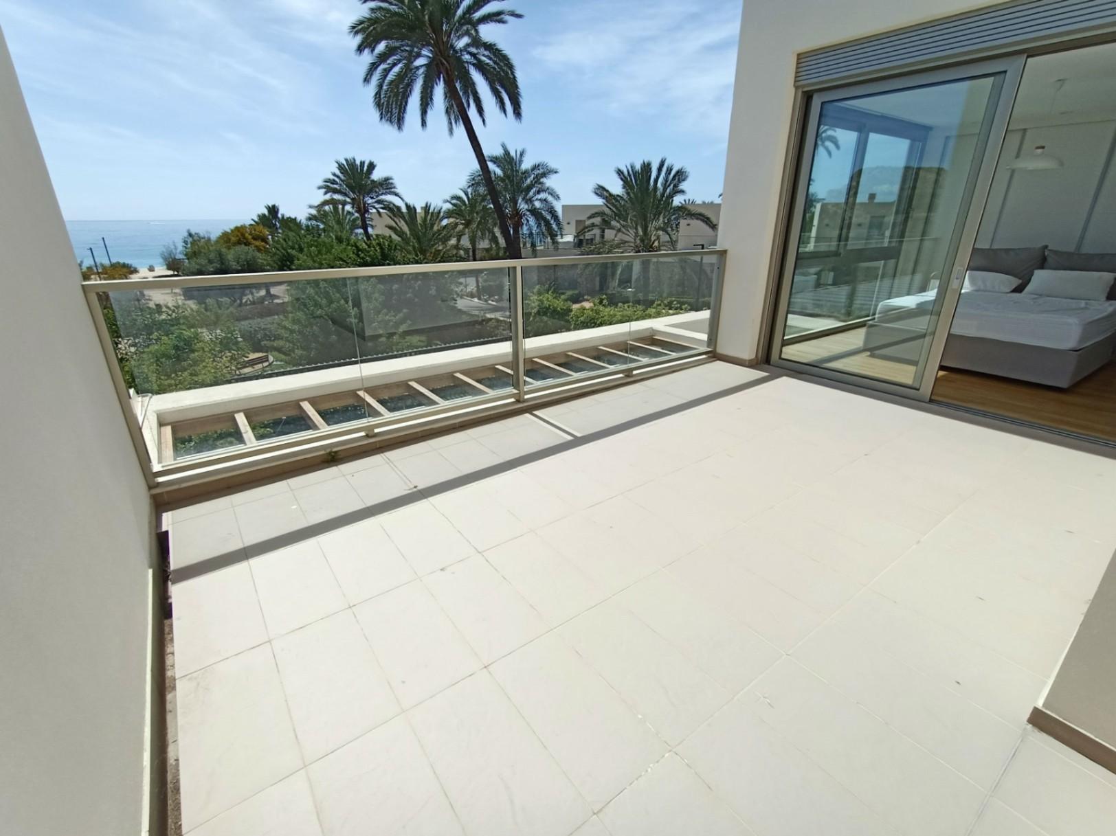 1362NS - Beach house in first line of Villajoyosa with private garden and direct access to Playa Paraíso