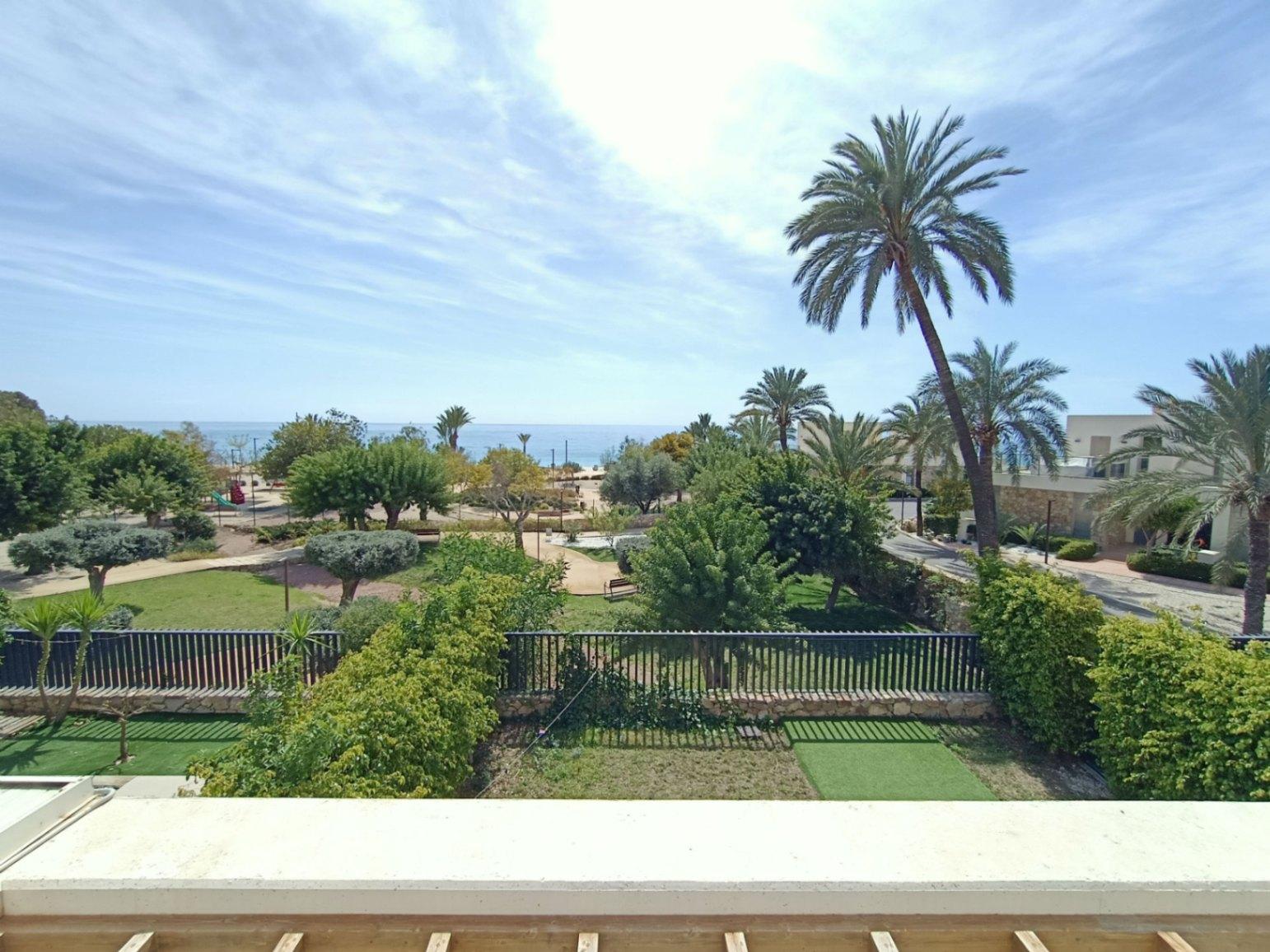 1362NS - Beach house in first line of Villajoyosa with private garden and direct access to Playa Paraíso