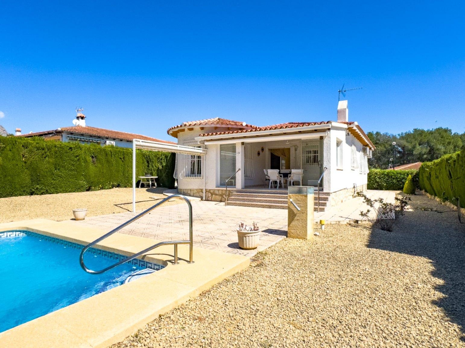 1389DA - Villa de una sola planta con piscina privada en parcela de 750 m² en La Nucía.