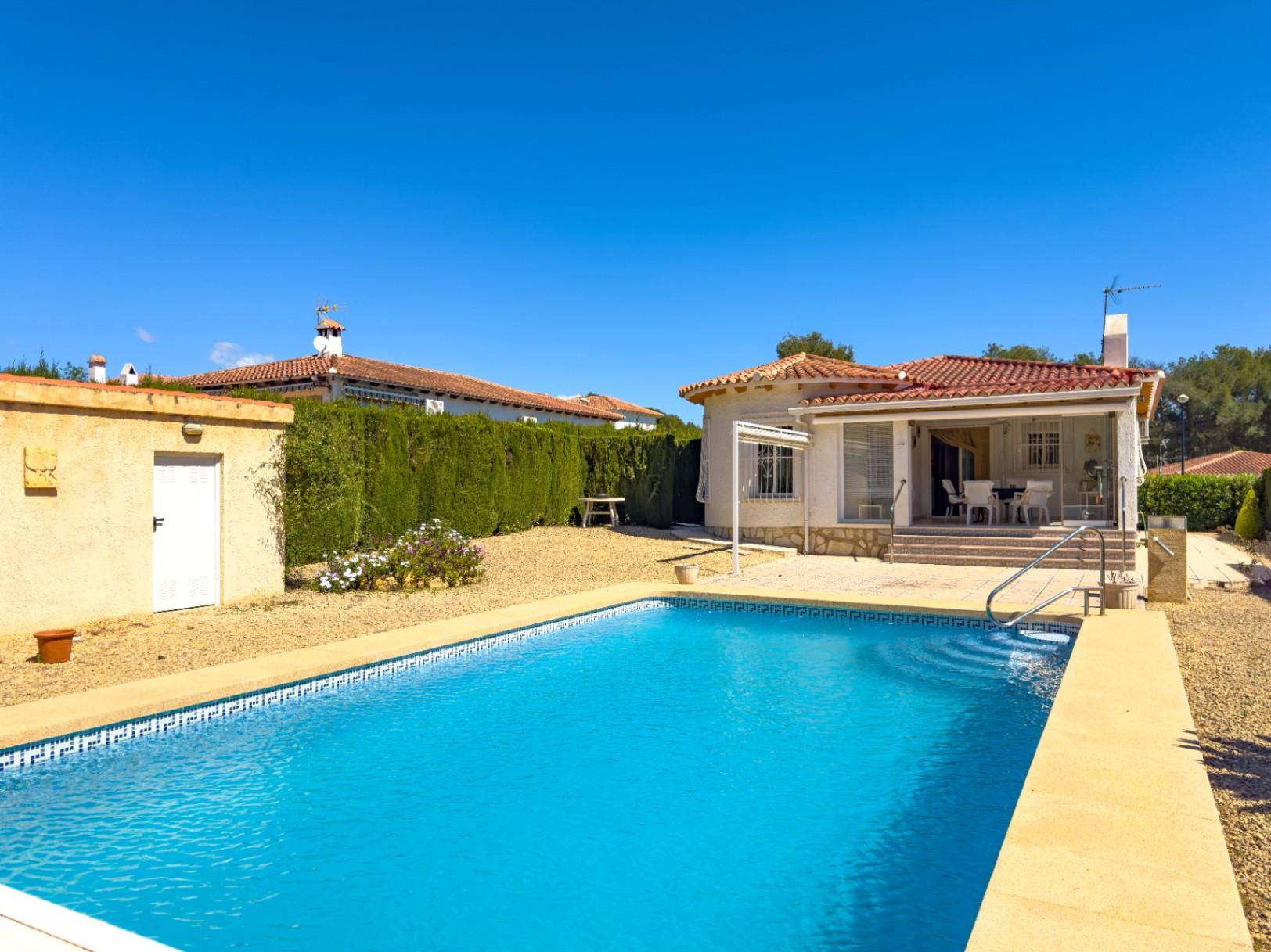 1389DA - Villa de una sola planta con piscina privada en parcela de 750 m² en La Nucía.
