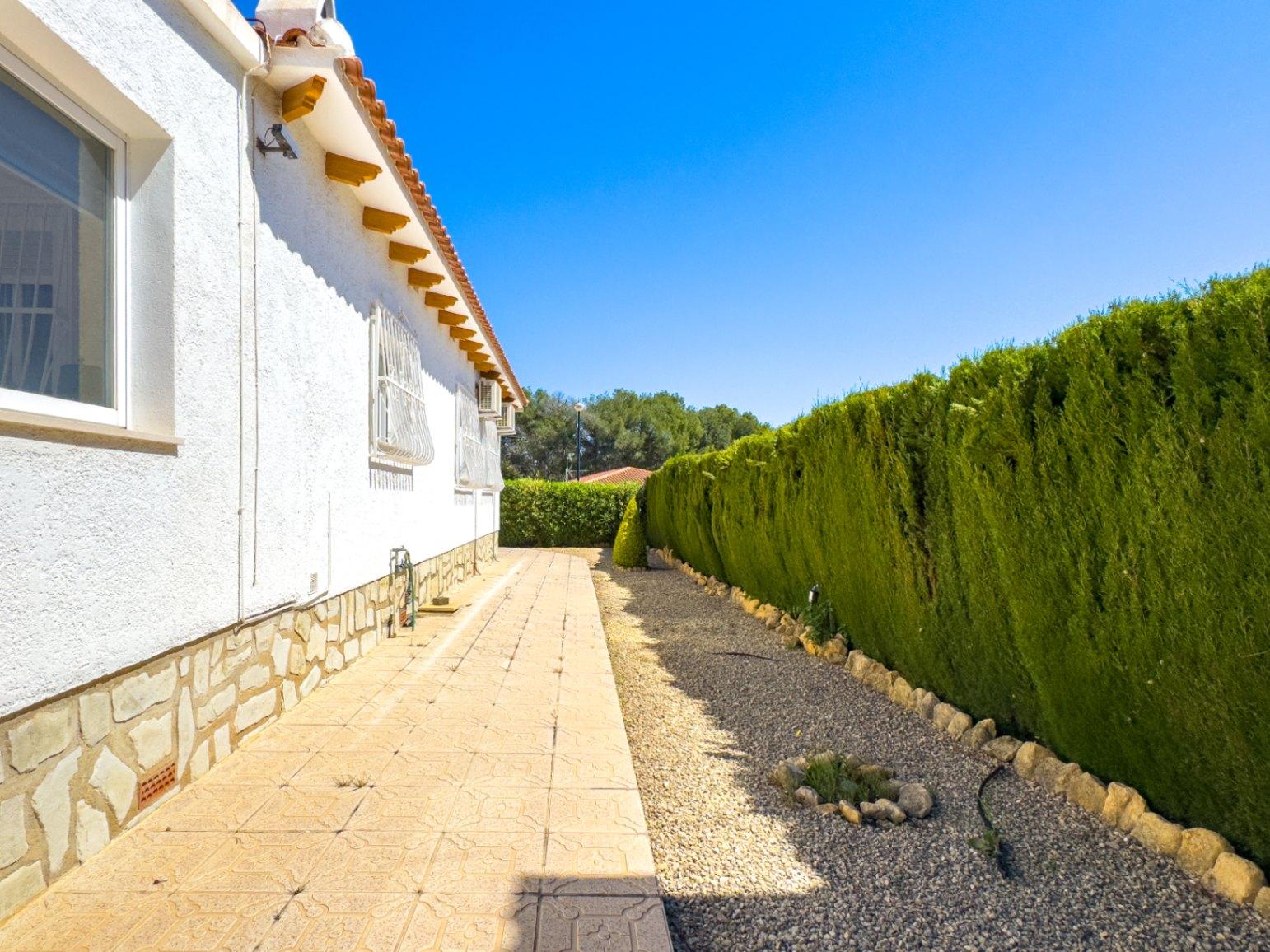 1389DA - Villa de una sola planta con piscina privada en parcela de 750 m² en La Nucía.