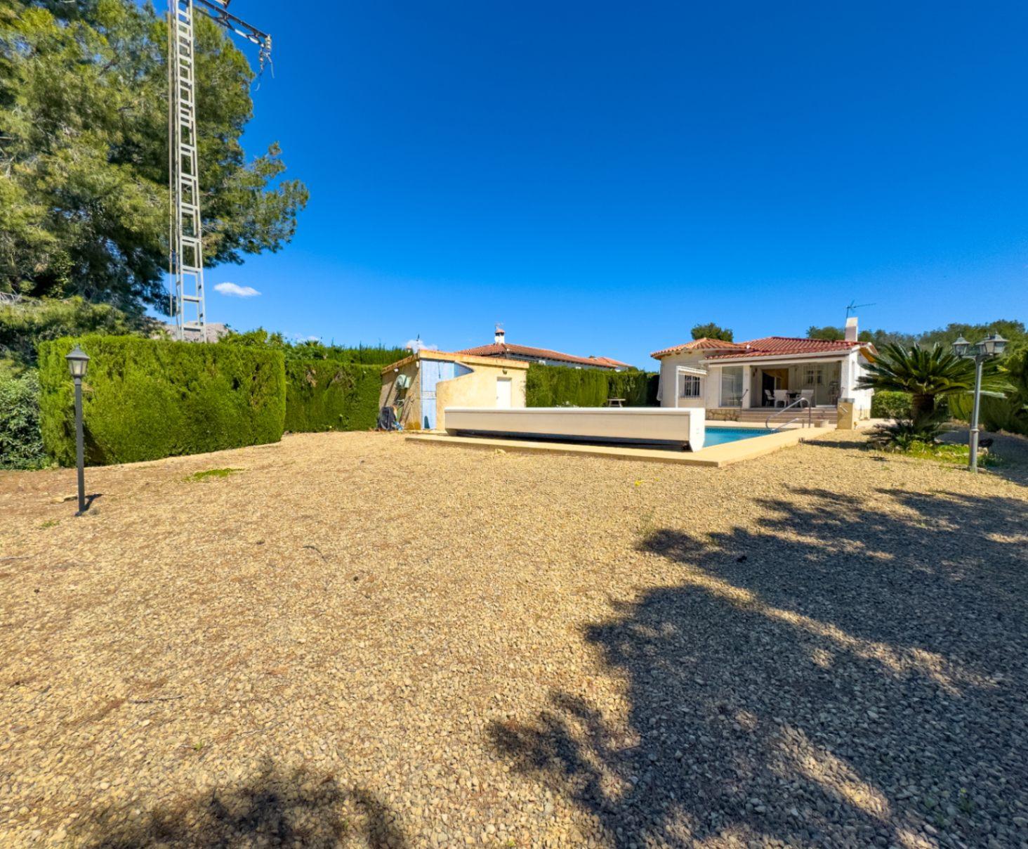 1389DA - Villa de una sola planta con piscina privada en parcela de 750 m² en La Nucía.
