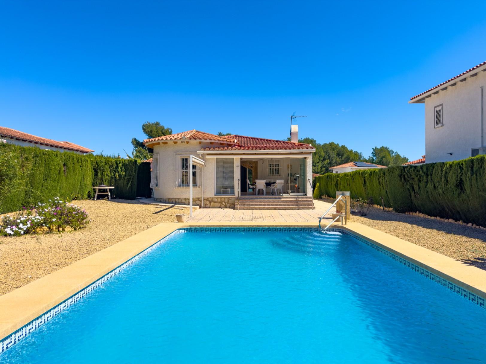 1389DA - Villa de una sola planta con piscina privada en parcela de 750 m² en La Nucía.