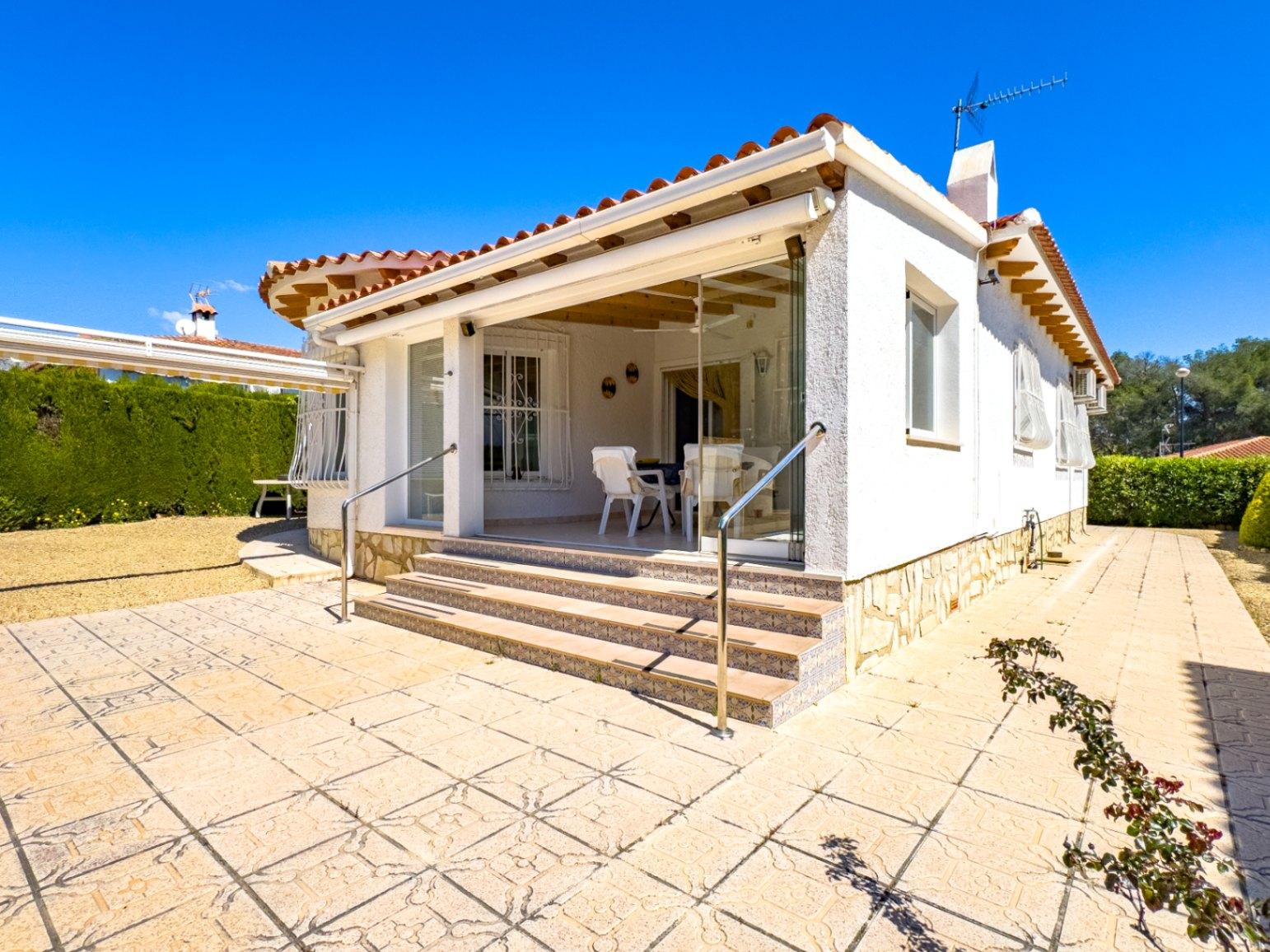 1389DA - Villa de una sola planta con piscina privada en parcela de 750 m² en La Nucía.