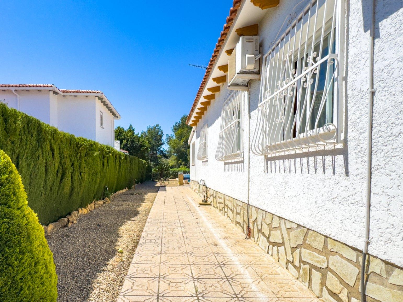 1389DA - Villa de una sola planta con piscina privada en parcela de 750 m² en La Nucía.