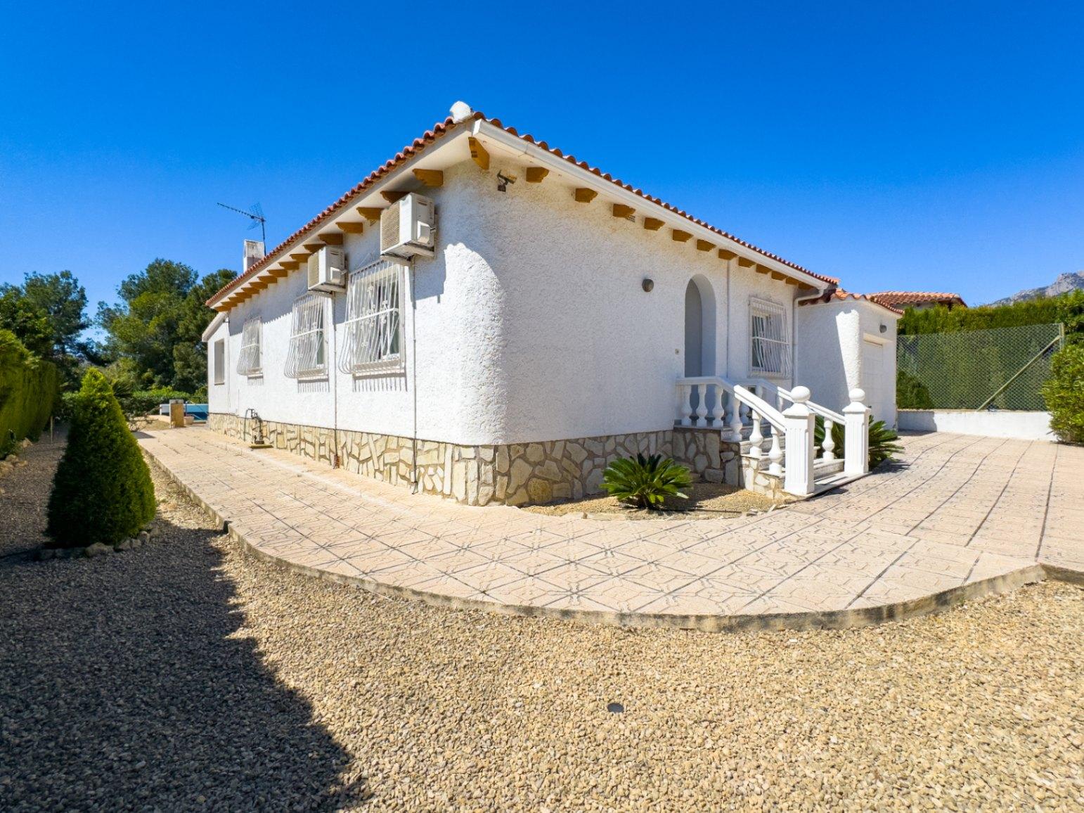 1389DA - Villa de una sola planta con piscina privada en parcela de 750 m² en La Nucía.
