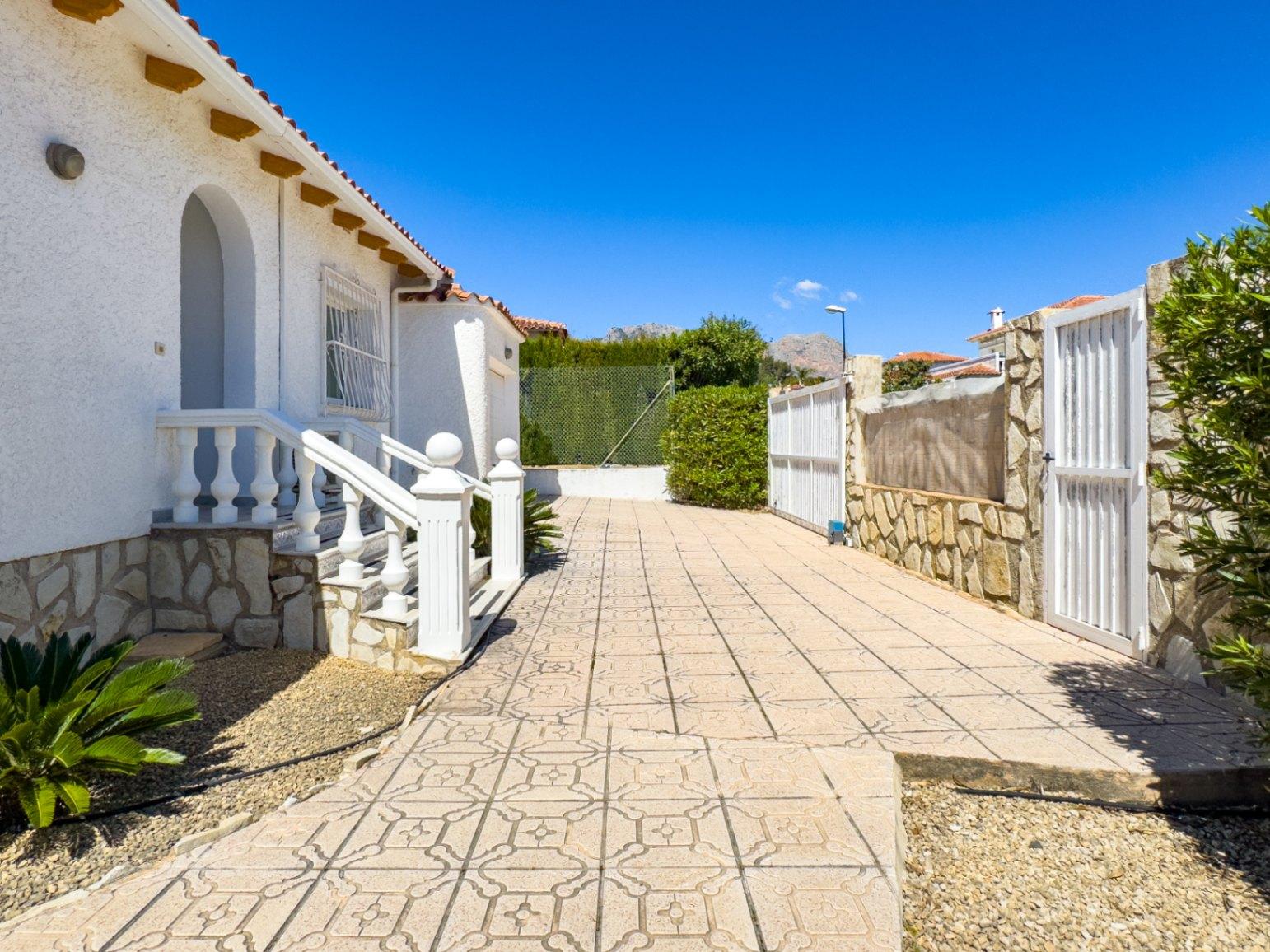 1389DA - Villa de una sola planta con piscina privada en parcela de 750 m² en La Nucía.