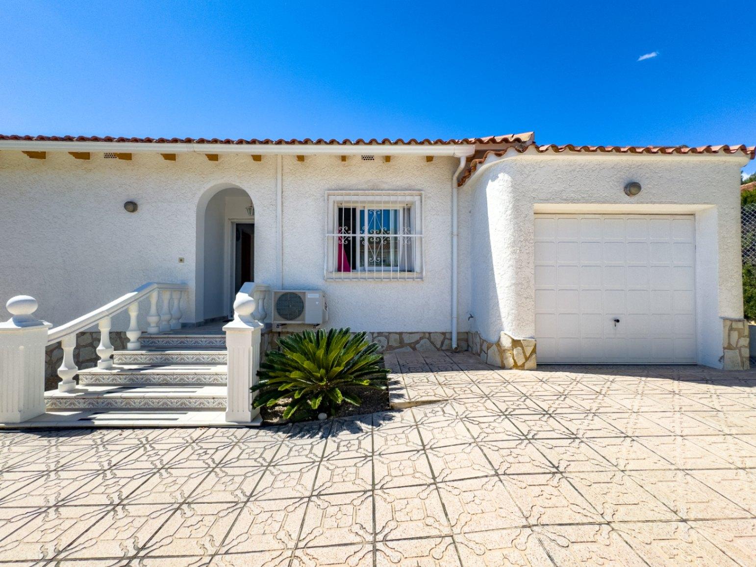 1389DA - Villa de una sola planta con piscina privada en parcela de 750 m² en La Nucía.
