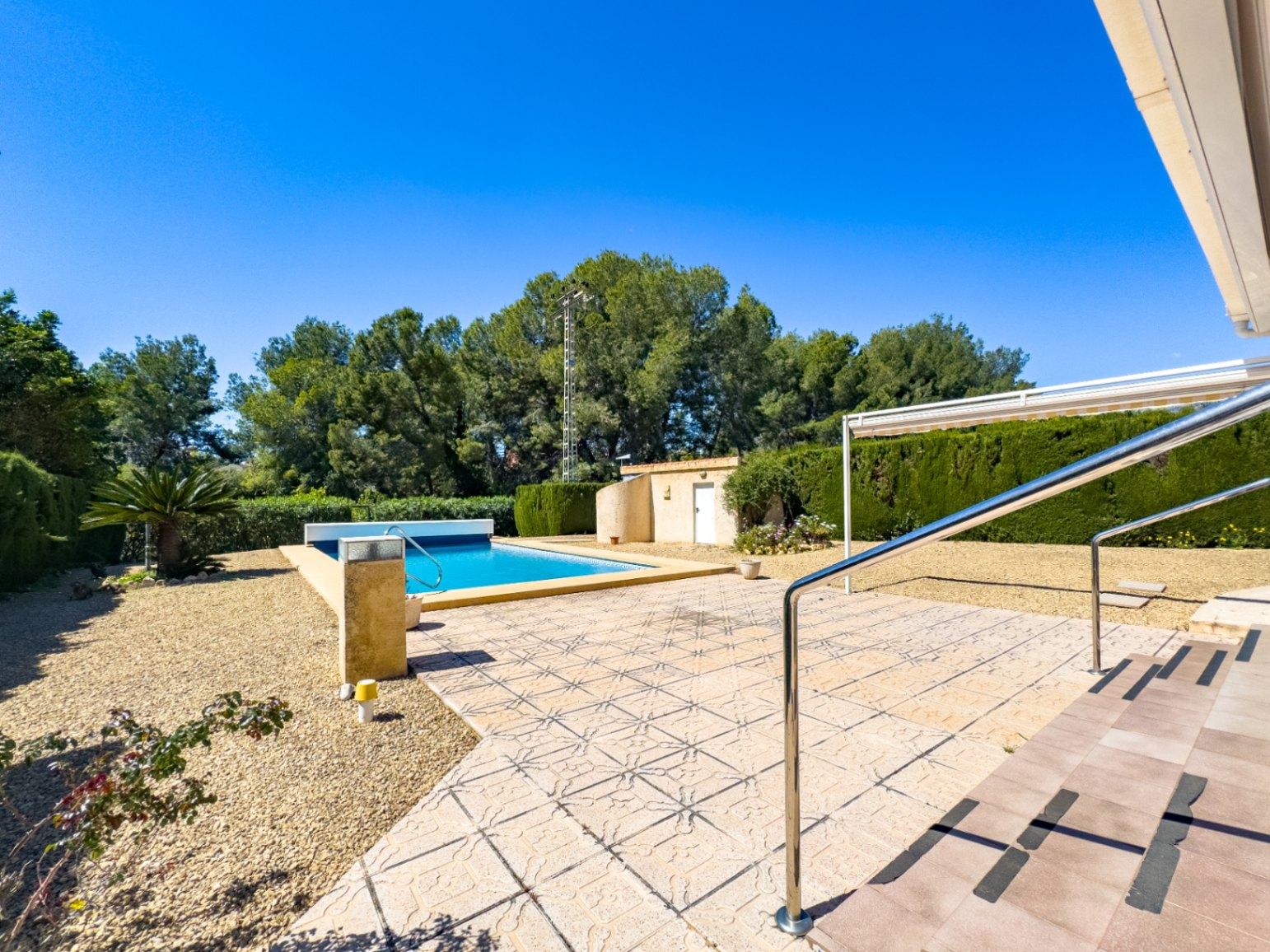 1389DA - Villa de una sola planta con piscina privada en parcela de 750 m² en La Nucía.