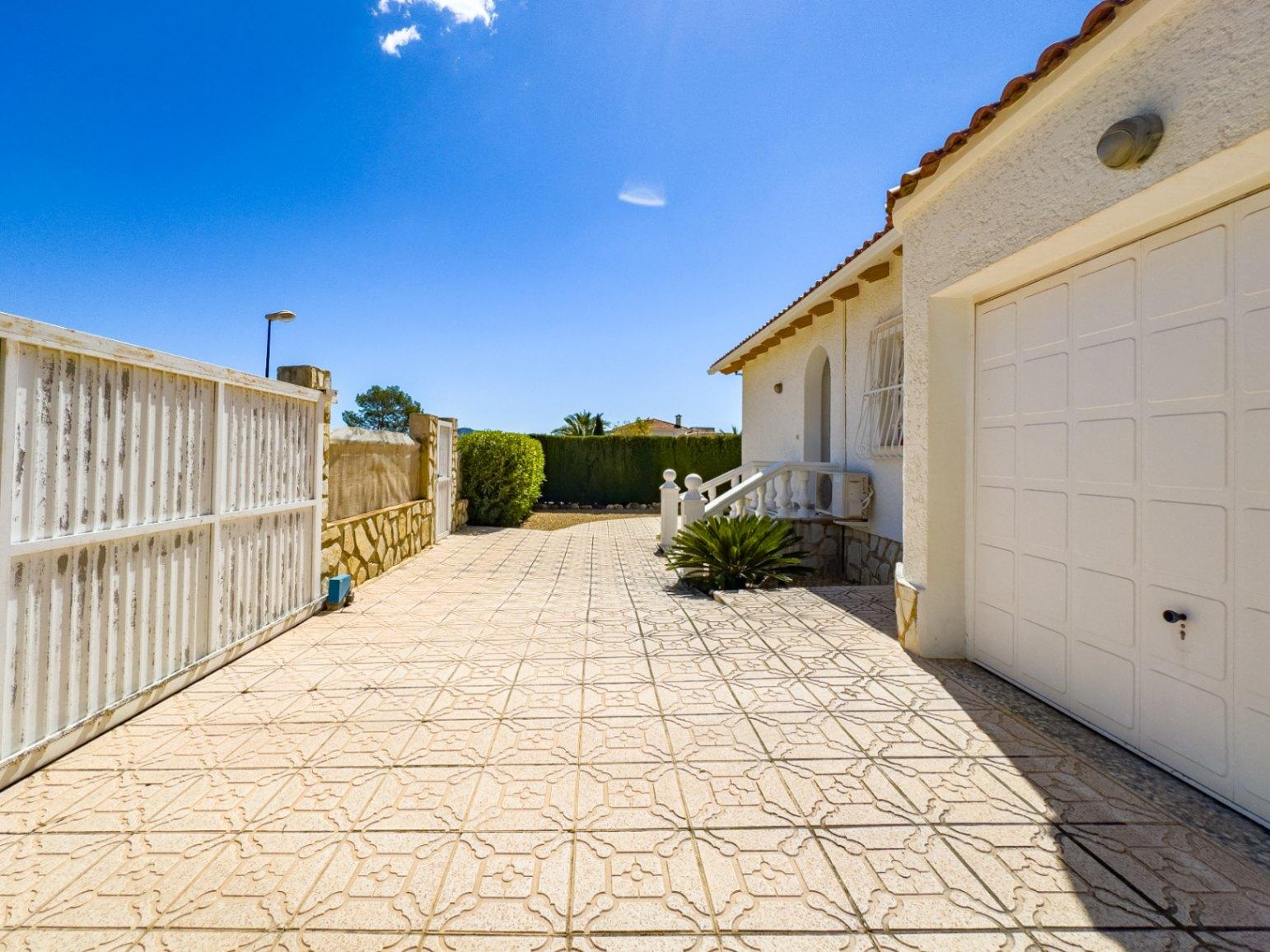 1389DA - Villa de una sola planta con piscina privada en parcela de 750 m² en La Nucía.