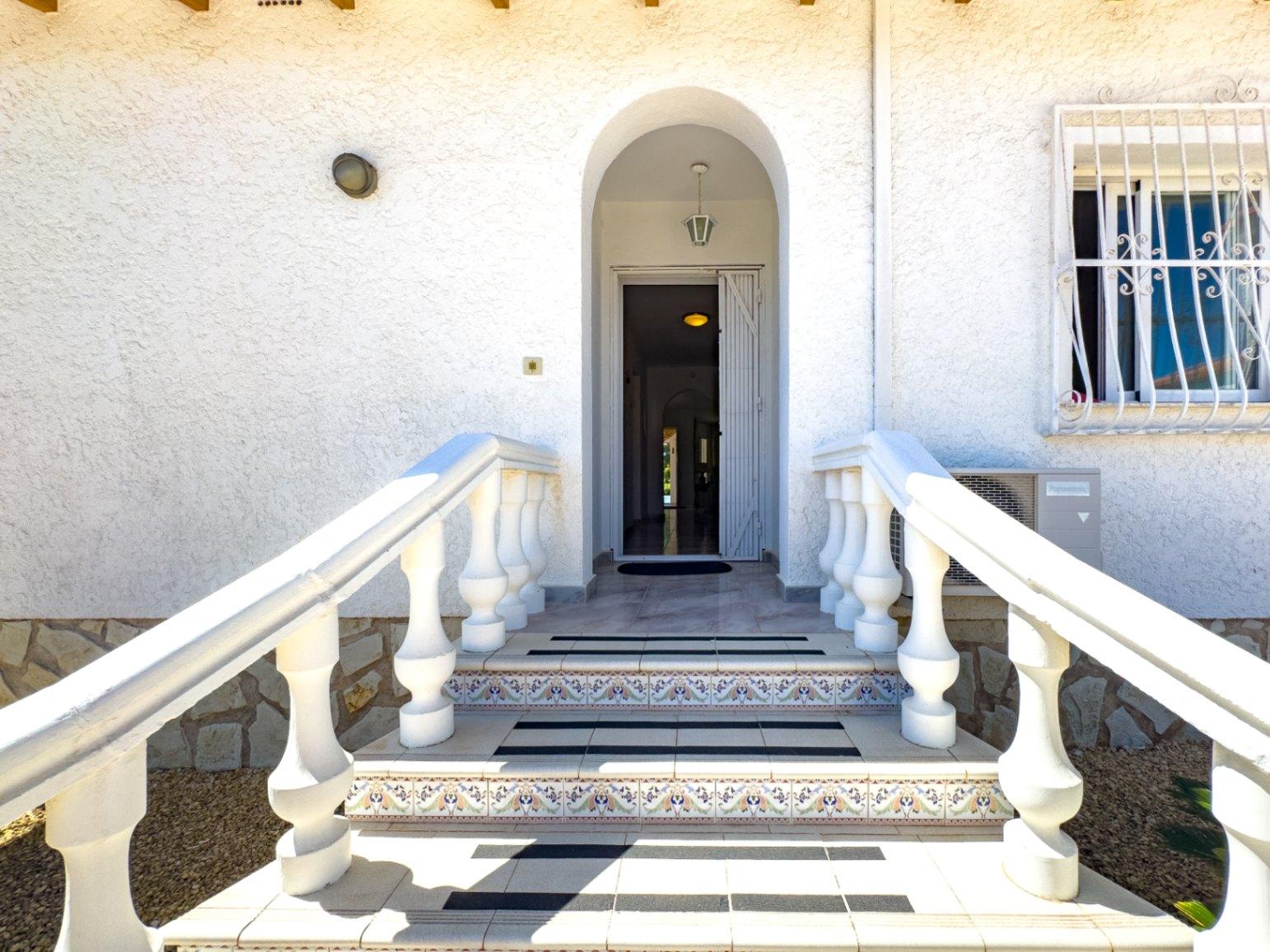 1389DA - Villa de una sola planta con piscina privada en parcela de 750 m² en La Nucía.