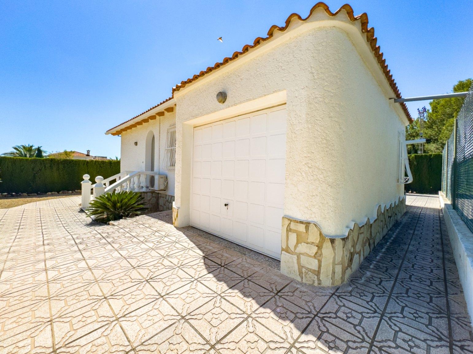 1389DA - Villa de una sola planta con piscina privada en parcela de 750 m² en La Nucía.